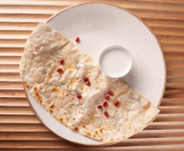 Кутаб с сулугуни и картофелем подается с соусом мацони